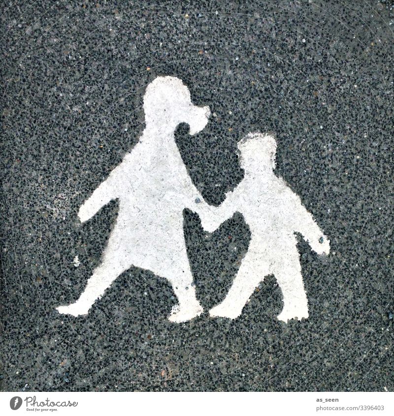 Mutter und Kind Stein Boden Beziehung Frau Familie & Verwandtschaft Kindheit Verkehr Verkehrswege Betreuung Achtsamkeit Mutterliebe mutter und kind