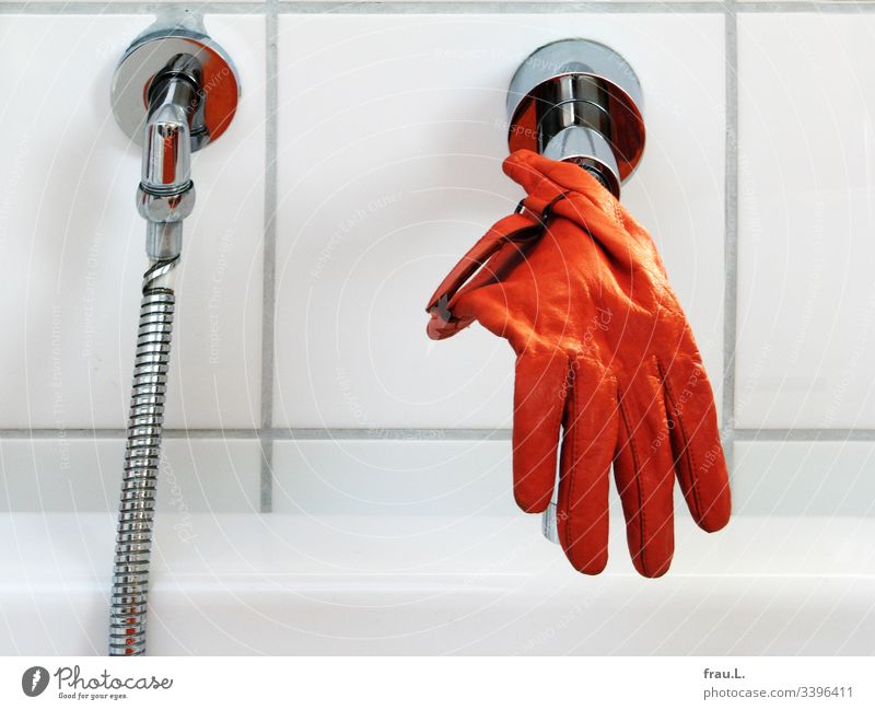 Wie der orange Handschuh auf den Wasserhahn gekommen war, wusste er nicht mehr, doch er baumelte jetzt durchaus gern über der Badewanne. trocknen Sauberkeit