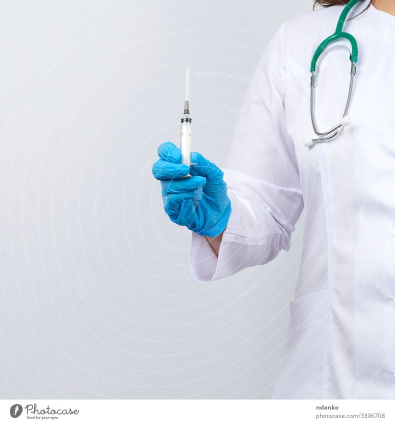 Männlicher Arzt In Blauer Uniform Der Eine Spritze Hält Ein Lizenzfreies Stock Foto Von