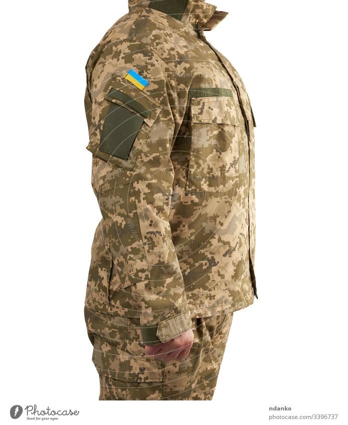 Ein ukrainischer Krieger in einer militärischen Pixel-Uniform steht auf einem isolierten weißen Hintergrund Fahne Mann Ukraine Ukrainer Soldat Militär Armee