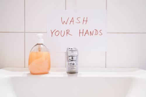 Waschen Sie Ihre Hände mit einem handgeschriebenen Hinweis über dem Waschbecken Aushang Seife Hygiene Hand Becken Bad Handwaschbecken Waschtischbecken