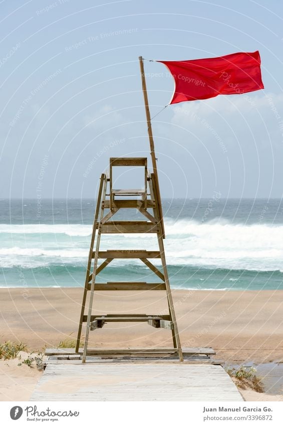 Rettungsschwimmersessel mit einer roten Fahne, die im Wind weht eine Coruña aquatisch Strand blau Stuhl Küste Gefahr ertrinken leer vereinzelt Leben