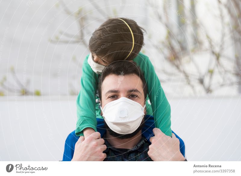 Vater und Sohn mit medizinischer Maske Ansteckung ansteckend eine Person Krankheit Seuche Gesichtsmaske arabisch nahöstlich mers Coronavirus Mann