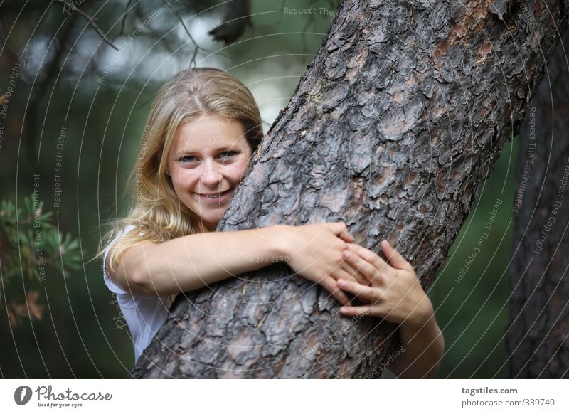NÄCHSTENLIEBE Liebe Mitgefühl Natur Umweltschutz Frau Reparatur Wald Mädchen Umarmen blond attraktiv Jugendliche Junge Frau Idylle heile Welt Forstwirtschaft