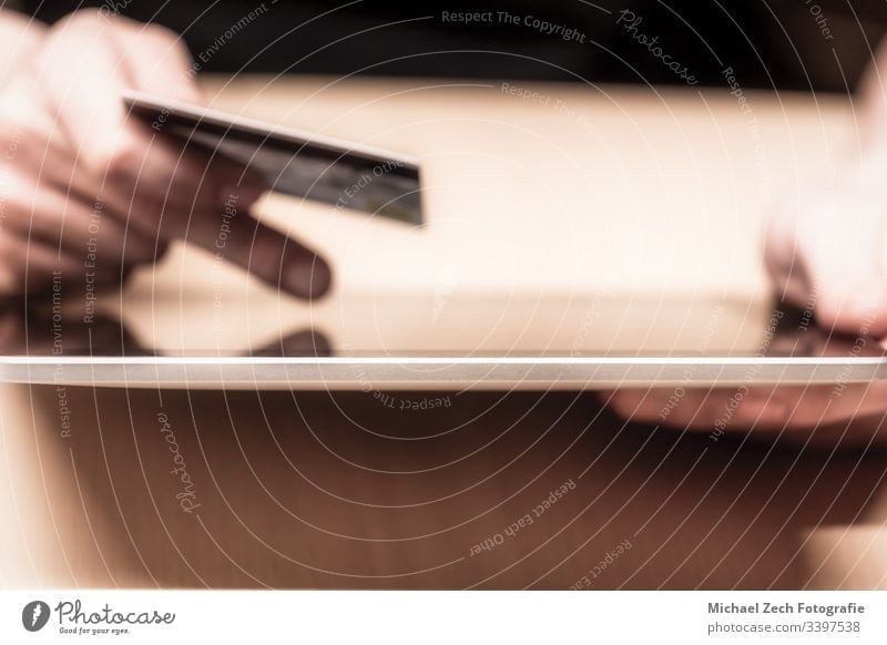 Frau zeigt auf den Tablettschirm und bezahlt online mit Kreditkarte Zahlung Technik & Technologie Internet Business Tablette Postkarte Kauf Laptop Computer