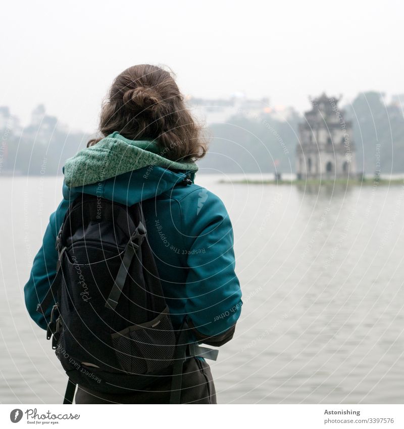 Junge Frau blickt auf den Hoan-Kiem-See in Hanoi, Vietnam jugendlich Behaarung Rücken Rückansicht Jacke Kapuze Mensch Haare & Frisuren Erwachsene schön Reise
