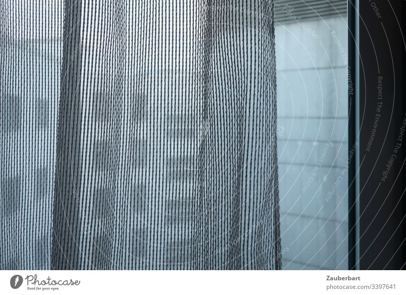 Blick aus dem Fenster, durch eine Gardine, auf moderne und triste Hausfassaden Fensterblick Fassade grau langweilig eingesperrt Wand Vorhang gedeckte Farben