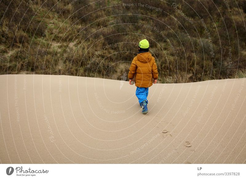 Kind läuft auf einer Sanddüne Kinderspiel laufen Klettern Zukunftsbild unbekannt Lifestyle Leben Mut Freizeit & Hobby Kraft Willensstärke selbstbewußt Bewegung