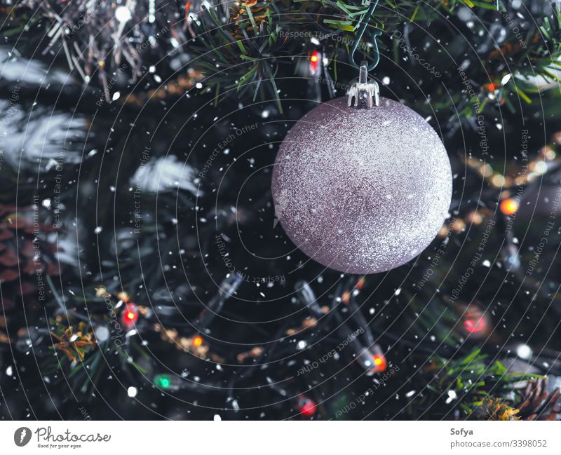 Weihnachtsbaum mit silbernem Ornament. Festliche Stimmung. Nahaufnahme Weihnachten Neujahr Silber Ast heimwärts elegant Schnur funkelnd Stil feiern grün Dekor