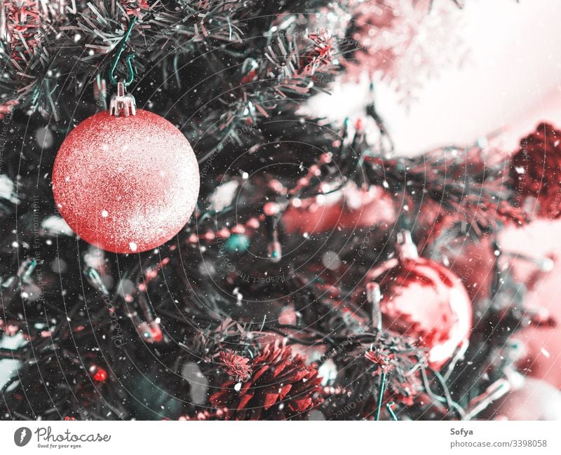 Weihnachtsbaum mit rosa Ornament. Festliche Stimmung Weihnachten Neujahr Silber Ast Korallen heimwärts elegant Schnur funkelnd Stil feiern grün Dekor