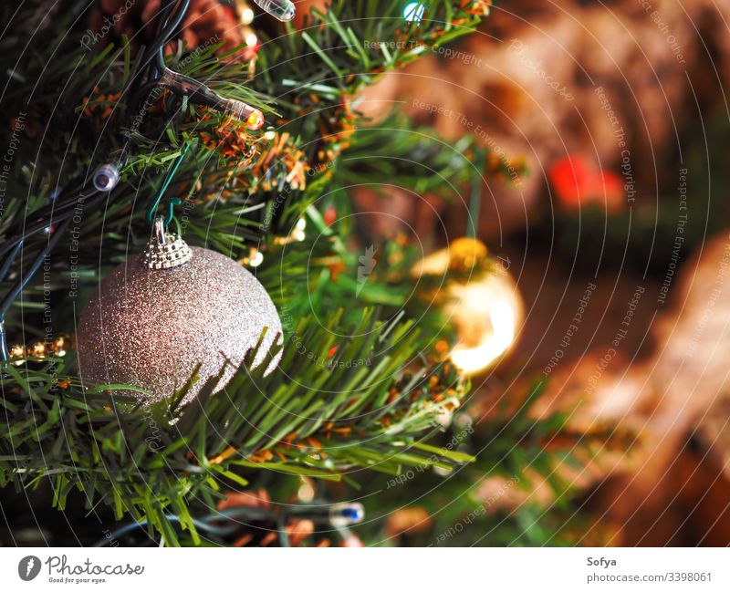 Weihnachtsbaum mit silbernem Ornament. Festliche Stimmung Weihnachten Neujahr Silber Ast heimwärts elegant Schnur funkelnd Stil feiern grün Dekor authentisch