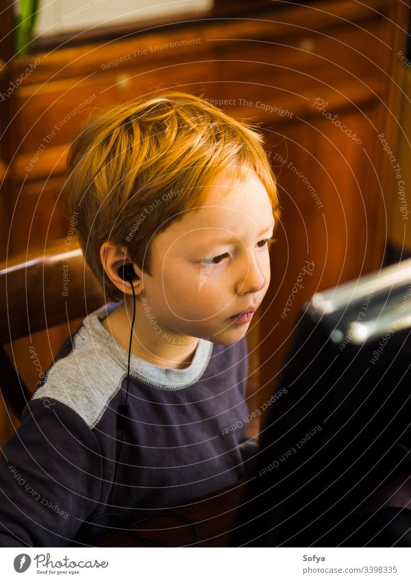 Süßer kleiner Junge spielt am PC mit sehr konzentriertem Gesichtsausdruck Computer Kind Technik & Technologie spielen Internet Freizeit männlich Person jung