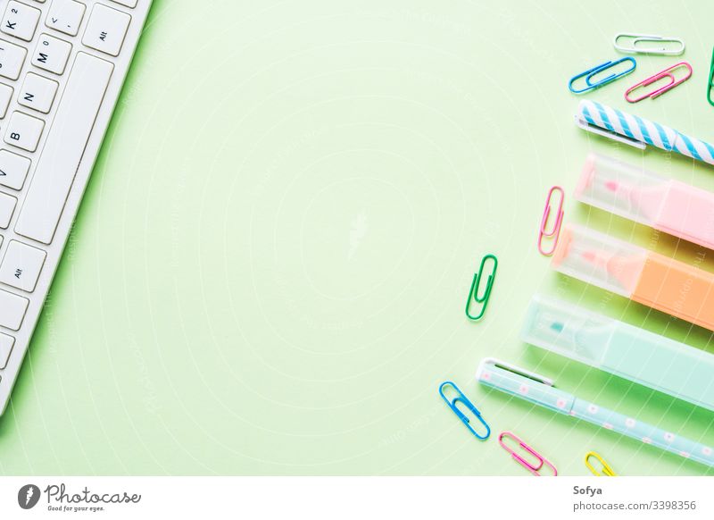Mintgrüner Konzeptrahmen für die Rückführung in die Schule mit Tastatur, bunten Textmarkern und Clips Schreibwarenhandlung bloggend Turnschuh Rahmen Rücken