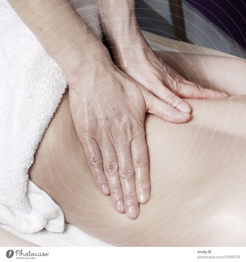 Massage am Rücken Rückenmassage Lomi Lomi Öl Patient Arzt Behandlung Praxis Naturheilpraxis Naturheilpraktier Schmerzen Medizin Heilkunde Hände Nahaufnahme weiß