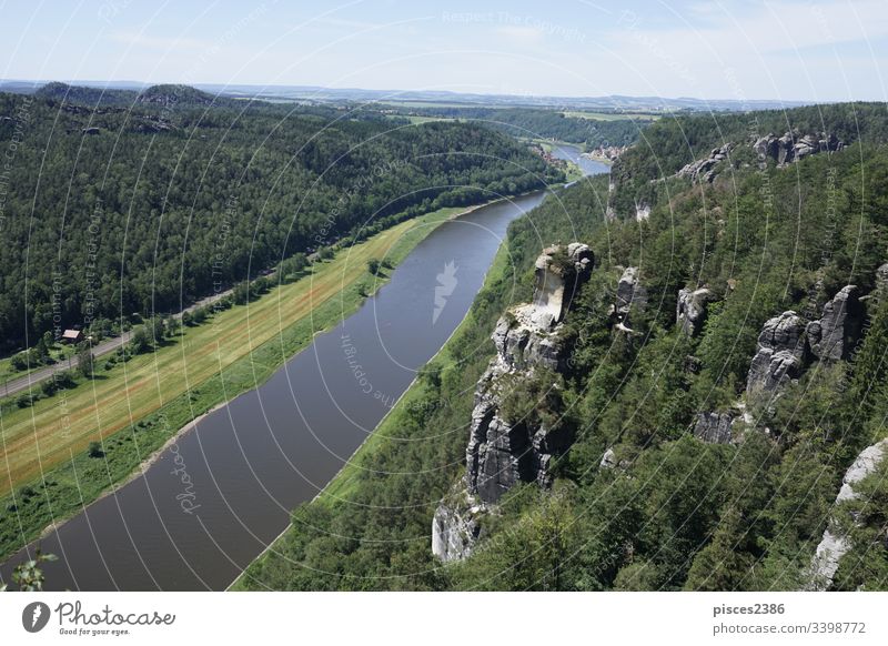 Schöner Blick von der Bastei auf die Stadt Wehlen in der Sächsischen Schweiz Deutschland Europa Fluss Elbe Natur Landschaft Ansicht schön Wald Berge u. Gebirge