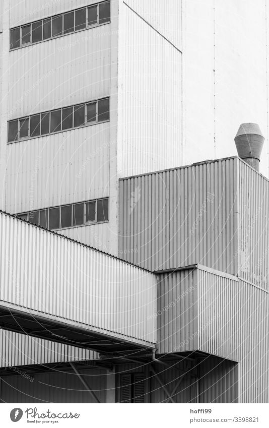 Industriefassade eines Kohlekraftwerk Notausgang Wendeltreppe Fassade Stahl Industrieanlage Lagerhalle Rohranlage Abluftklappe Abluftöffnung Abluftrohre