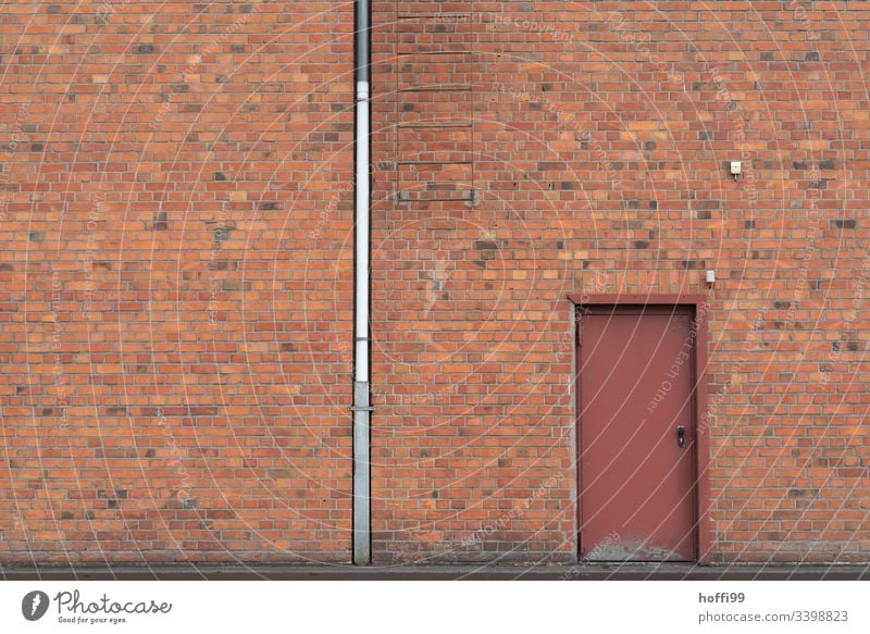 Rotklinker Fassade mit Fallrohr, Tür und Leiter Klinkerfassade klinkerwand rotklinker Symmetrie Fenster Jalousie geschlossen Lagerhalle Lagerhaus Hafen alt