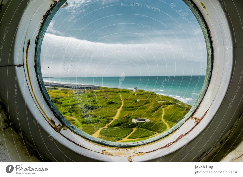 Blick aus dem runden Fenster eines Leuchtturms auf die Küste Dänemarks fenster Flugzeug Himmel Spiegel flieger Aussicht Weitblick Wolken Landschaft Bullauge