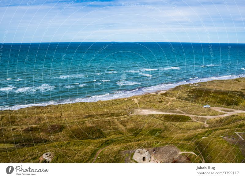 Blick auf das Meer an der Küste von Dänemark Deutschland Nordsee Ostsee Atlantik hirtshals Ozean Wasser Sommer baden Wellen Brandung Strand Küstenlinie Horizont