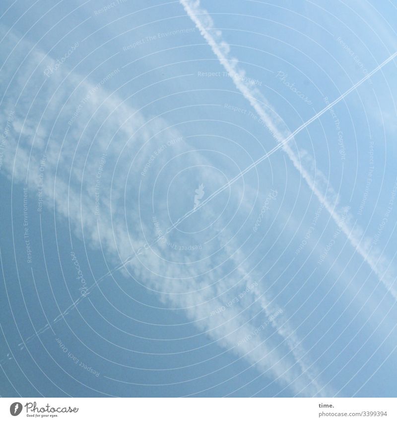 Himmelfahrten | vom Winde fast verweht blau Wolken Kondensstreifen Flugverkehr wind Verwehung diagonal linie hoch oben luft zeichnung