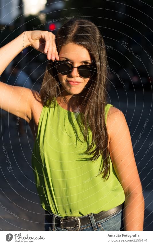 Frauenporträt im Sommer mit grünem Hemd im Freien Porträt hübsch Schönheit Tageslicht Sonnenuntergang grünes Hemd Shorts Körper professionell Fotografie Model