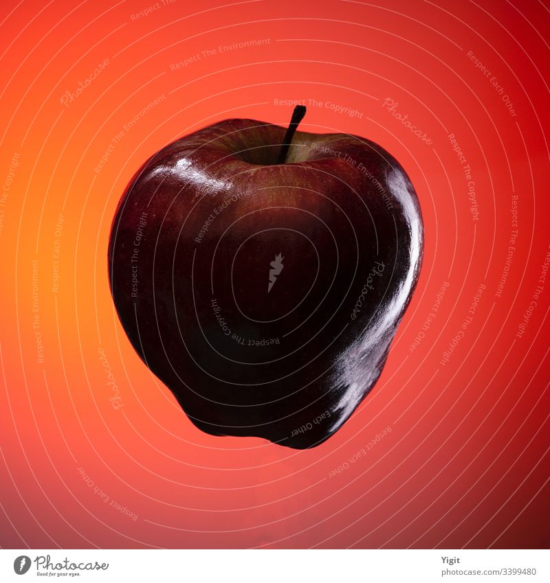 Isolierter roter Apfel auf orange-rotem Farbverlaufshintergrund Essen Hintergrund hell lecker Diät Lebensmittel frisch Frische Frucht Gesundheit vereinzelt