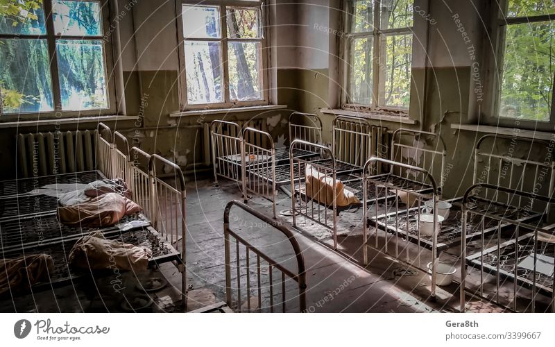leere Kinderbetten in einem verlassenen Kindergartenhaus mit abblätternden Wänden in Tschernobyl Verlassen verlassenes Haus verlassener Kindergarten Unfall