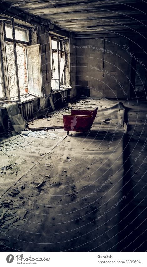 alter Stuhl gegenüber dem offenen Fenster in einer Ruine eines verlassenen Hauses in Tschernobyl Ukraine Verlassen verlassene Stadt Unfall schlechte Ökologie