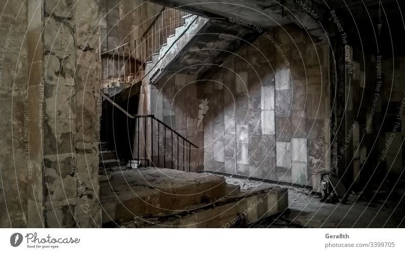 Steinstufen einer Treppe in einem verlassenen Gebäude in der Tschernobyl-Ukraine akzeptieren Verlassen Unfall gebrochen Katastrophe kontaminiert Verunreinigung