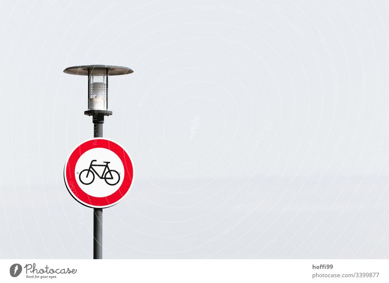 Durchfahrt für Fahrrad verboten Verkehrsschild Durchfahrtsverbot Durchfahrt verboten Radweg Verbote Straßenverkehrsordnung StVO weißer Hintergrund