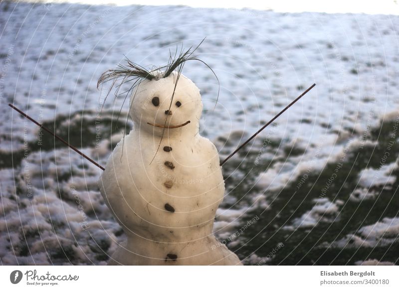 lustiger Schneemann winter schnee kalt Spielen Feiertag Jahreszeiten ferien