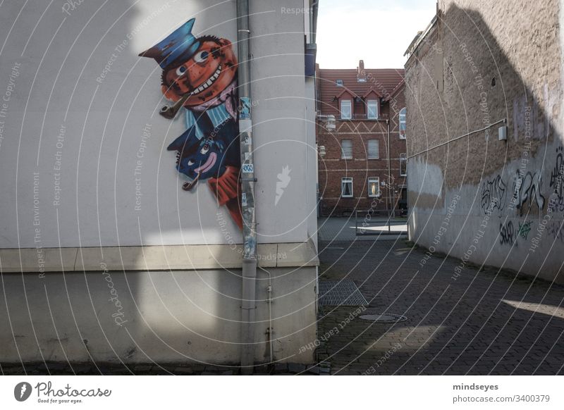 Street Art mit Lukas und Jim streetart lukas jim knopf Hinterhof grafitti wallart Wand Graffiti Kunst Mauer Außenaufnahme Straßenkunst Kultur Zeichen