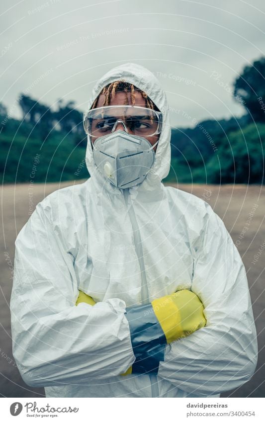 Mann mit bakteriologischem Schutzanzug beunruhigt bakteriologischer Schutzanzug Schutzmaske covid-19 Coronavirus Seuche Schutzbrille Schutzhandschuhe Gerät