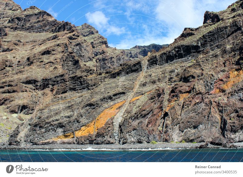 Blick auf die Steilküste von Los Gigantes auf der kanarischen Insel Teneriffa mit Felsen in verschiedenen Farben Küste Kanarische Inseln Spanien Bergkette