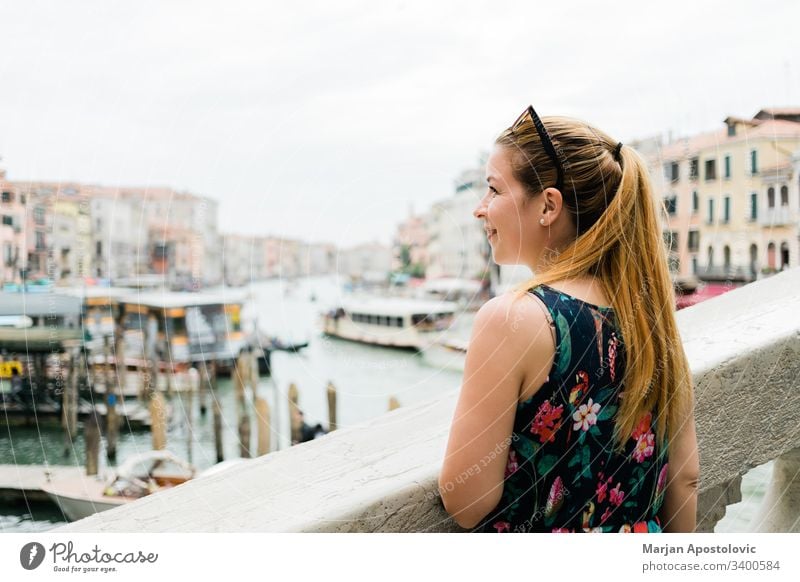 Junge Reisende in Venedig, Italien, genießt den Blick auf den Canal Grande Anziehungskraft schön Blogger Brücke Kanal Kaukasier chanal Großstadt niedlich Tag