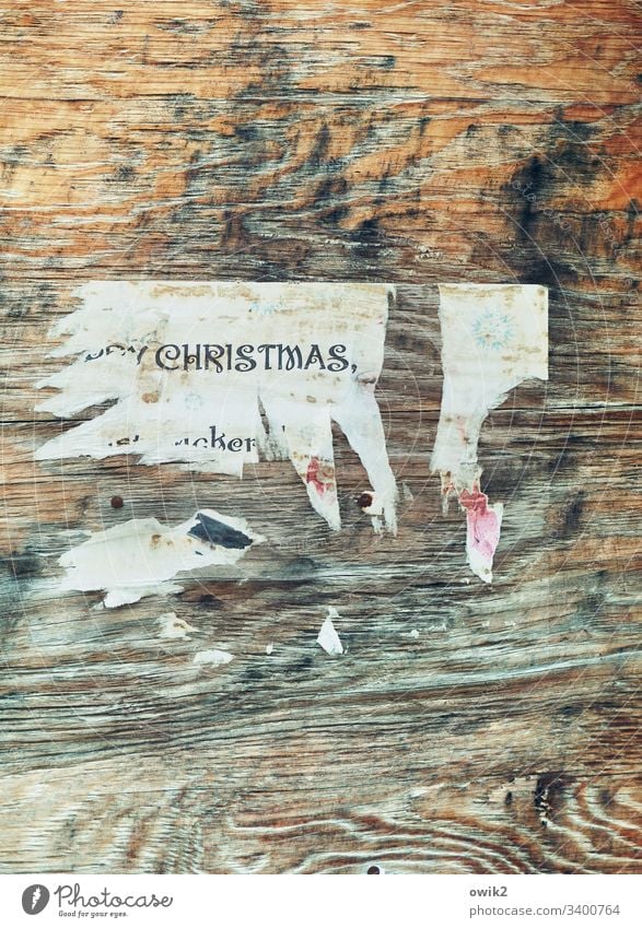 Nach der Party Holz Wand Papier Fetzen Reste Plakat Überbleibsel Einladung Weihnachtsfeier Christmas denglisch hip cool Holzmaserung Zahn der Zeit Buchstaben
