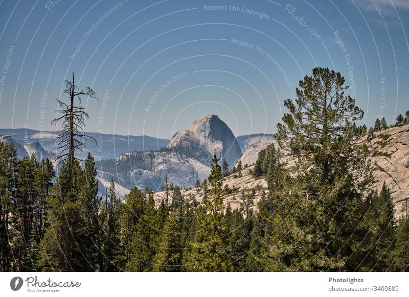 Yosemite Nationalpark - Half Dome beeindruckend Urelemente Klimawandel Ferne Himmel Sommer Felsen klettern braun grau grün blau Sonne Gipfel Hügel