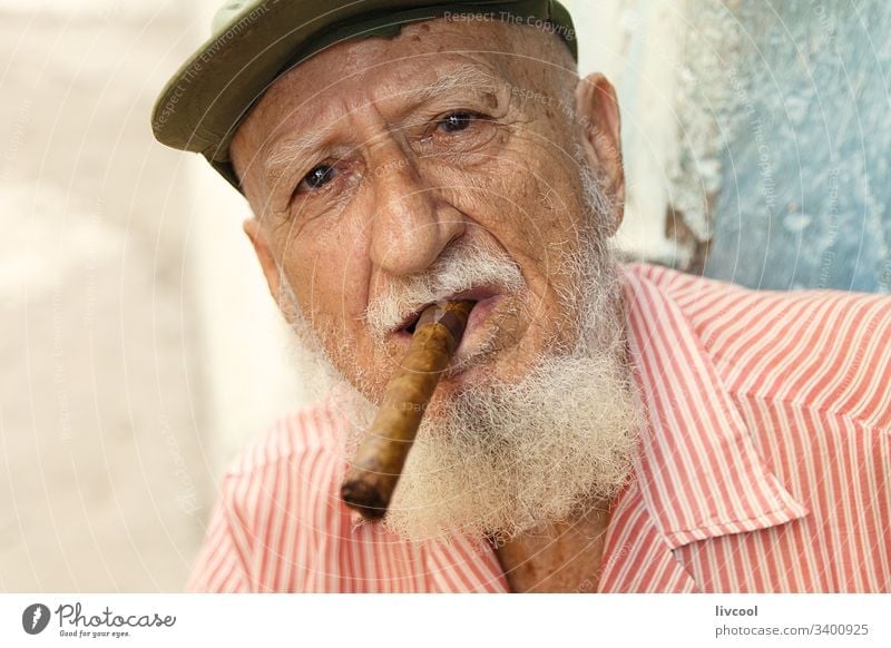 grossvater raucht II , kuba antik Hut Zigarre Verschlussdeckel Motorhaube Lächeln Vollbart Mann Menschen Porträt Großvater Kuba Grizzly Havanna la habana