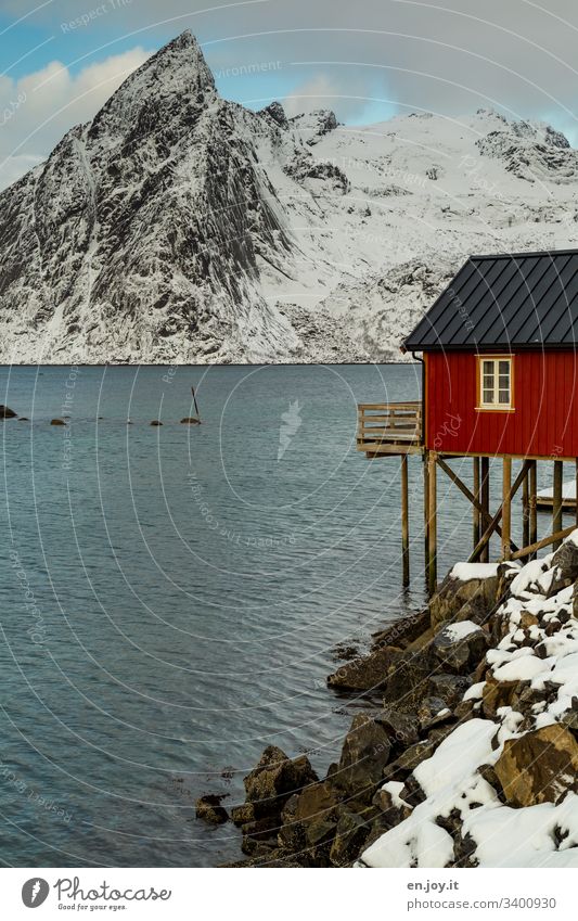 Hamnoy auf den Lofoten Blau Urlaub Wasser Idylle Reinefjorden Fjord Küste bewölkt Reisefotografie Norwegenurlaub Schneelandschaft Stelzenhaus Ferienhaus