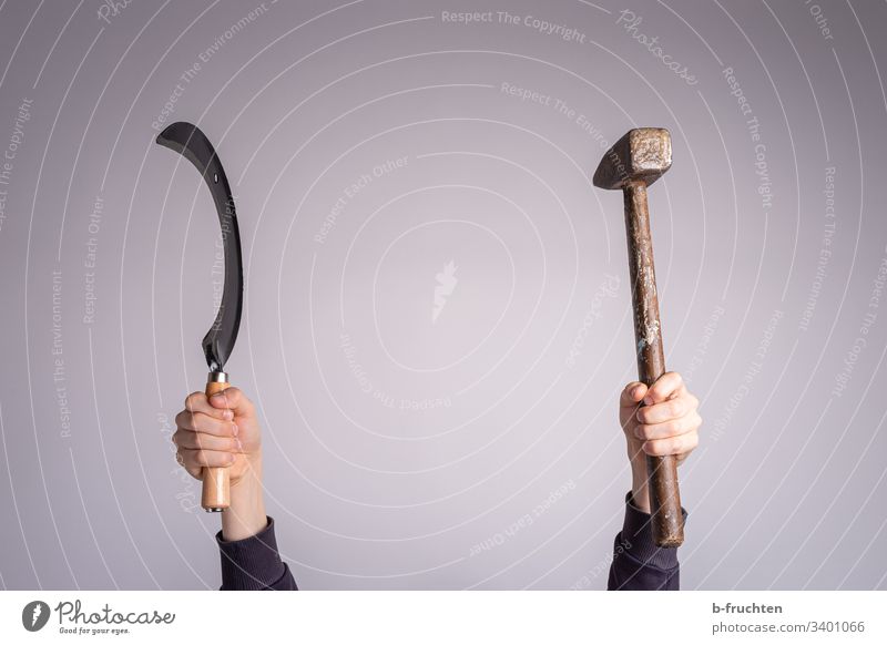 Sichel und Hammer werden hochgehalten Hand Werkzeug gebraucht hochhalten Politik & Staat Symbole & Metaphern arbeit Hände festhalten Macht