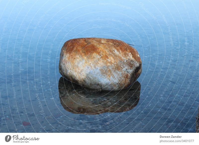 Der einsame Stein im Wasser See Himmel Natur blau Wolken Menschenleer Hintergrundbild Felsen Meer Außenaufnahme Landschaft Farbfoto Küste