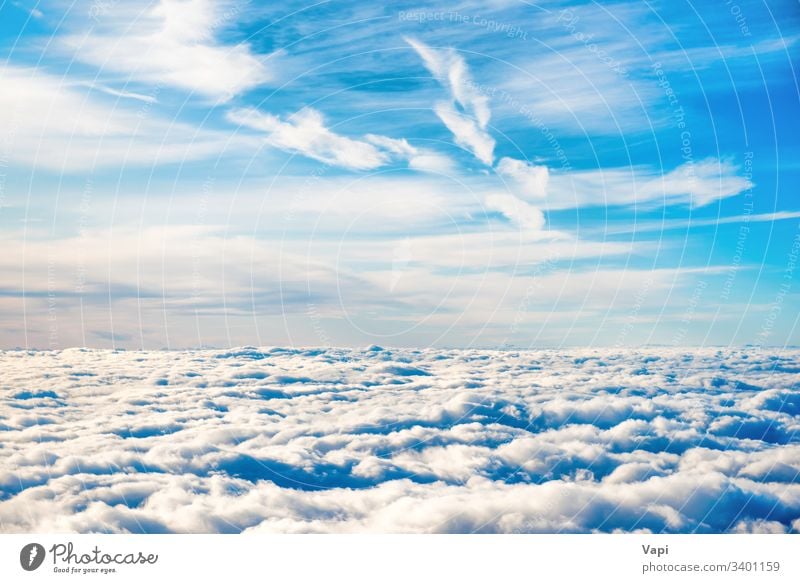 Luftaufnahme des blauen Himmels mit weißen Wolkenschichten Antenne Natur Cloud Ansicht Wolkenlandschaft Kumulus Cirrus fluffig Stratus schön hoch Schönheit oben