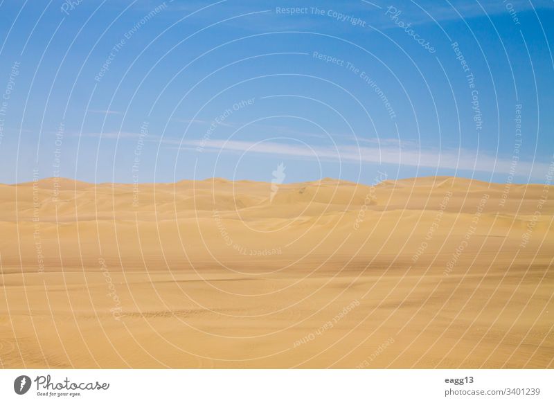 Blick auf die Dünen von Ica unter dem blauen Himmel von Peru Abenteuer trocken Hintergrund schön Küstenlinie Morgendämmerung Tageslicht wüst Dürre trocknen