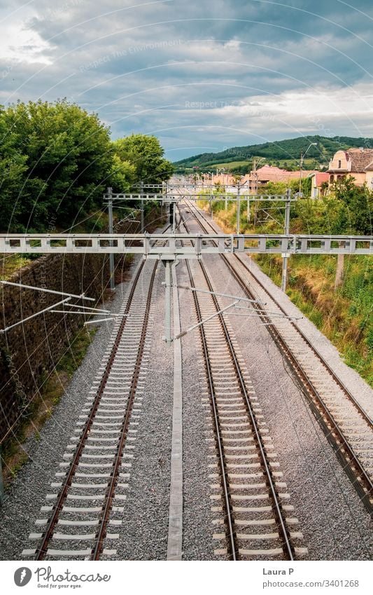 Blick von oben auf die Schienen des Zuges Ansicht Bahnhof Eisenbahn Gleise Verkehr Schienenverkehr Bahnfahren Außenaufnahme Bahnanlage reisen Tourismus