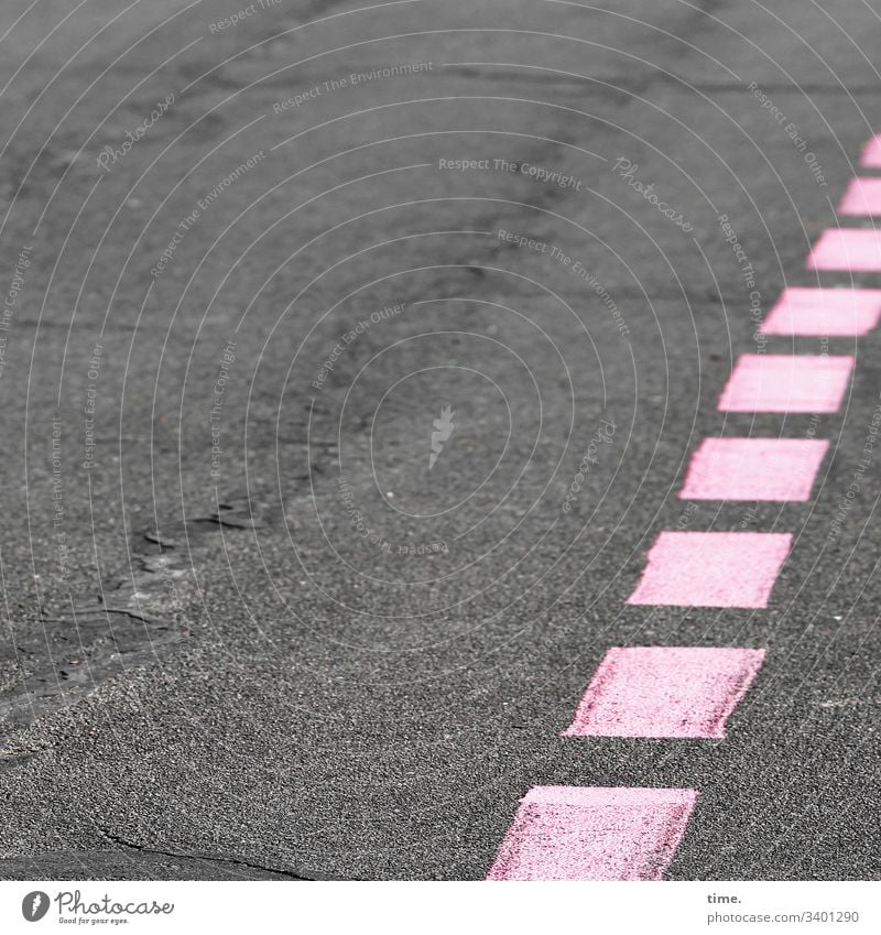 pink runaway asphalt markierung rosa grau rollbahn flughafen stein landebahn tempelhofer feld berlin struktur quadrate uneben riss delle linie