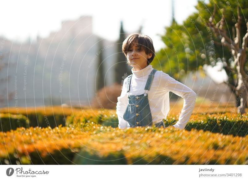 Achtjähriges Mädchen amüsiert sich in einem Stadtpark heiter Porträt niedlich Kind Lächeln wenig Person Schönheit Kindheit Frau Schulmädchen Spaß Park im Freien