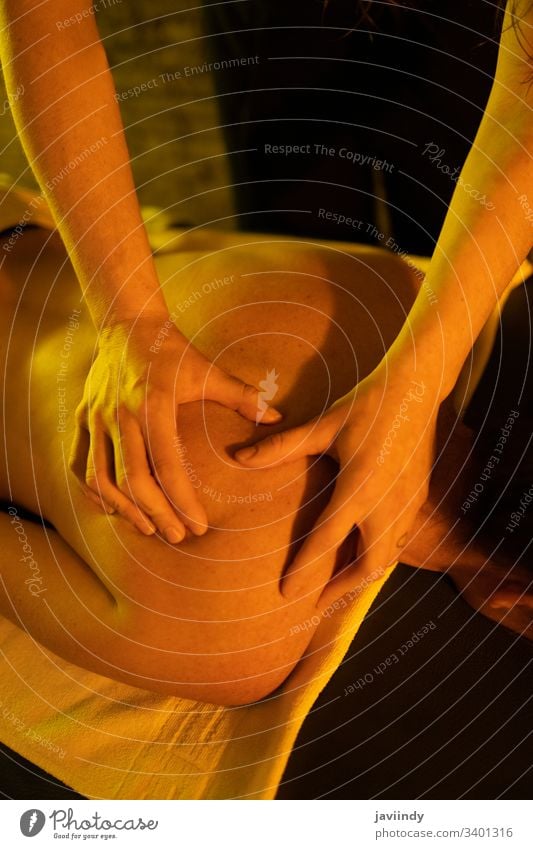 Frau erhält Rückenmassage in arabischen Bädern Massage massierend Körperpflege Spa Physiotherapie Therapeut Physiotherapeutin Handtuch weiß Bett Wellness