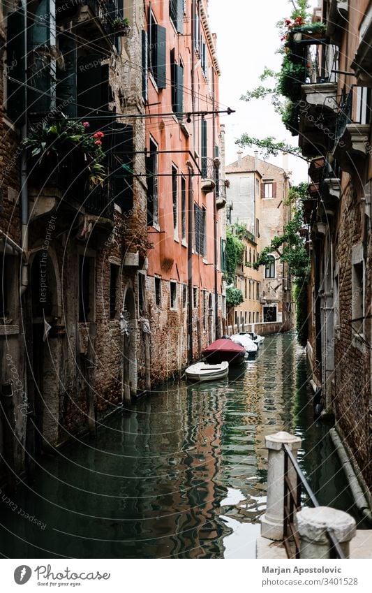 Blick auf die rustikale Architektur von Venedig, Italien Kanalgasse Gasse antik Antiquität schön Boot Gebäude Großstadt Stadtbild farbenfroh Ziele Europa