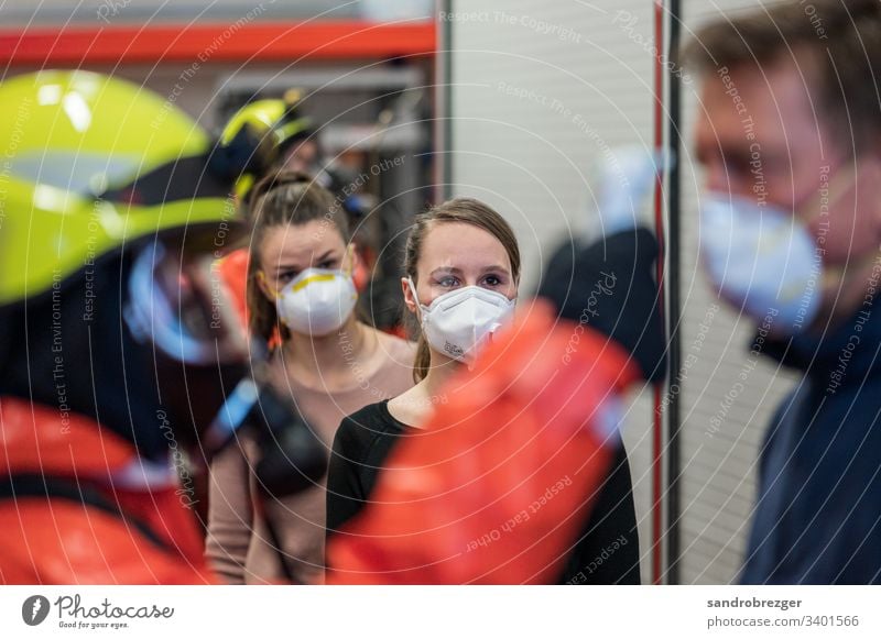 Personen mit verdacht auf Corona Virus warten auf die Untersuchung Coronavirus COVID-19 Krankheit Pandemie Epidemie Mundschutz Maske Schützen Einmalhandschuhe