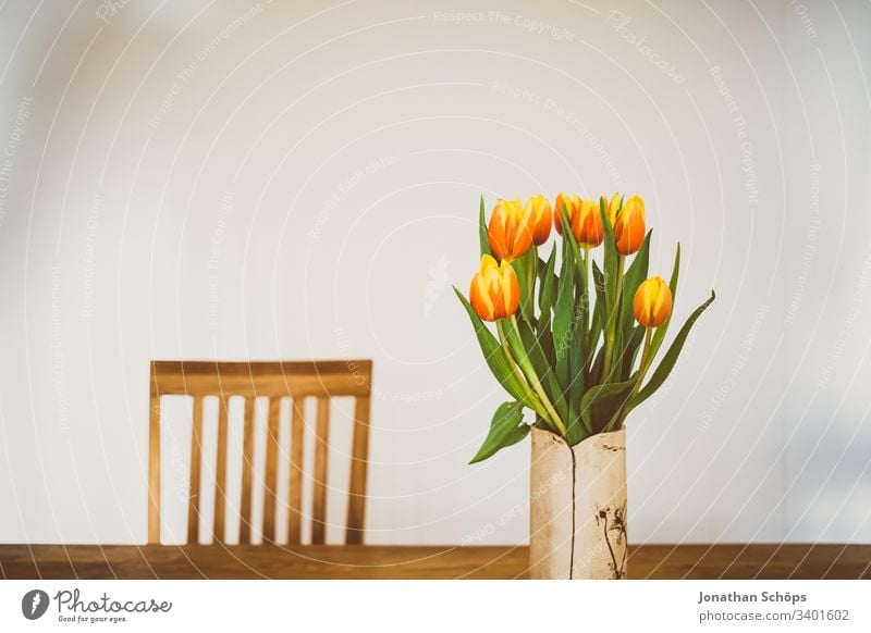 schöne Tulpen in Vase auf dem Tisch als Geschenk zum Muttertag Blütezeit Blumenschmuck Hintergrund Schönheit und Schönheit Blumenstrauß hell